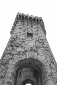 Disegno a matita gotico del Torrione visto dal basso, prospettiva schiacciante, cielo bianco e vuoto
